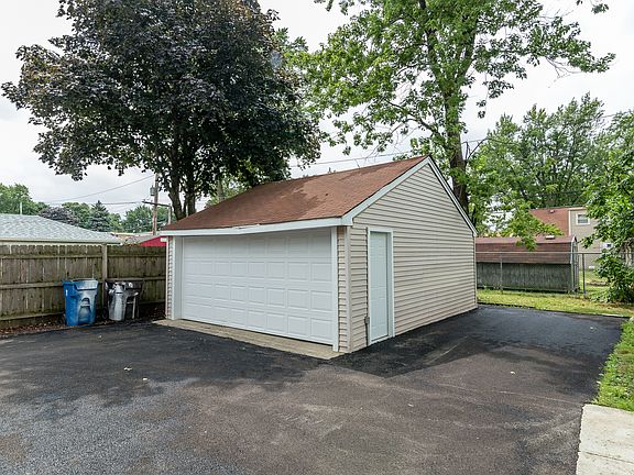 3rd image of 920 N Roberta Ave
