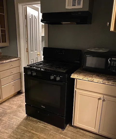1804 N Market Ave — Photo 4