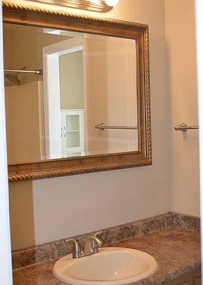 Upstairs Full Bathroom