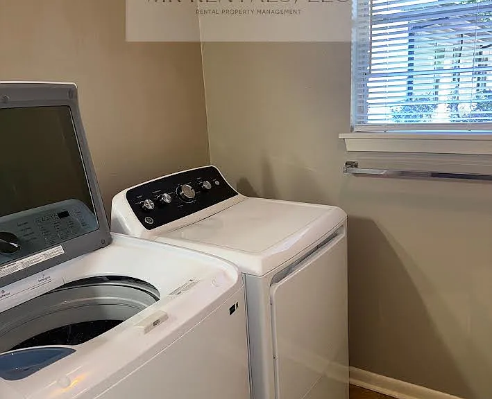 Washer/dryer included