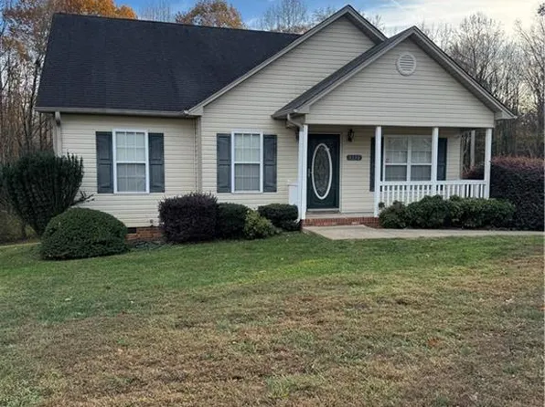 1590 Sunbridge Ct, Winston Salem, NC 27103