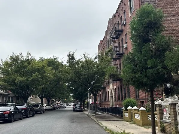 400 East 49th Street image 3 of 4