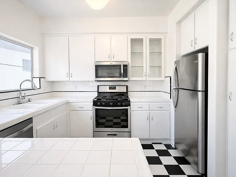127-133 S Flores St #D2 — Photo 5