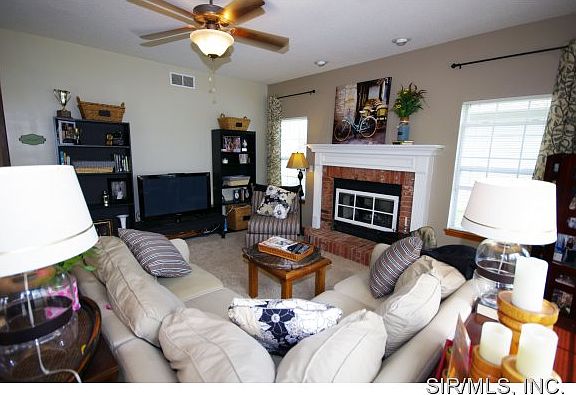 5th image of 160 Somerset Dr