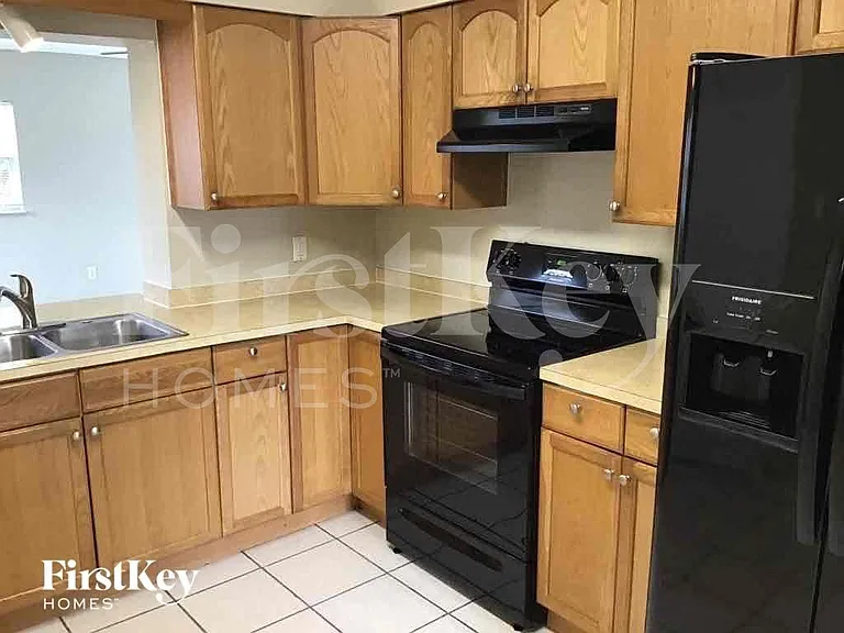 613 Brittany Ct — Photo 7