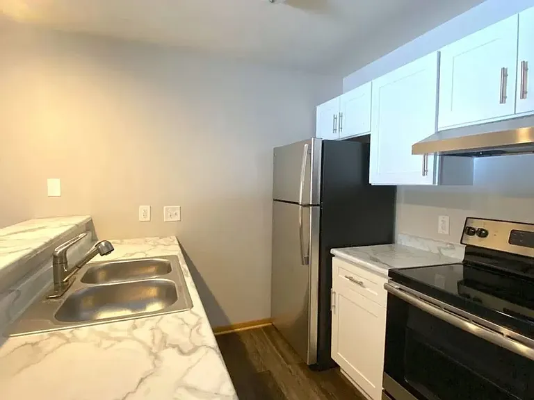 Summit Hill Apartments — Photo 20