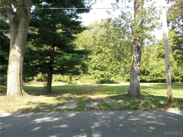 225 Olcott St #28, Lockport, NY 14094