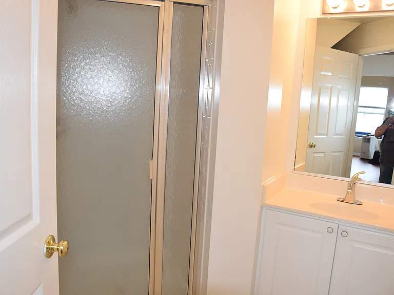 Full bathroom #2
