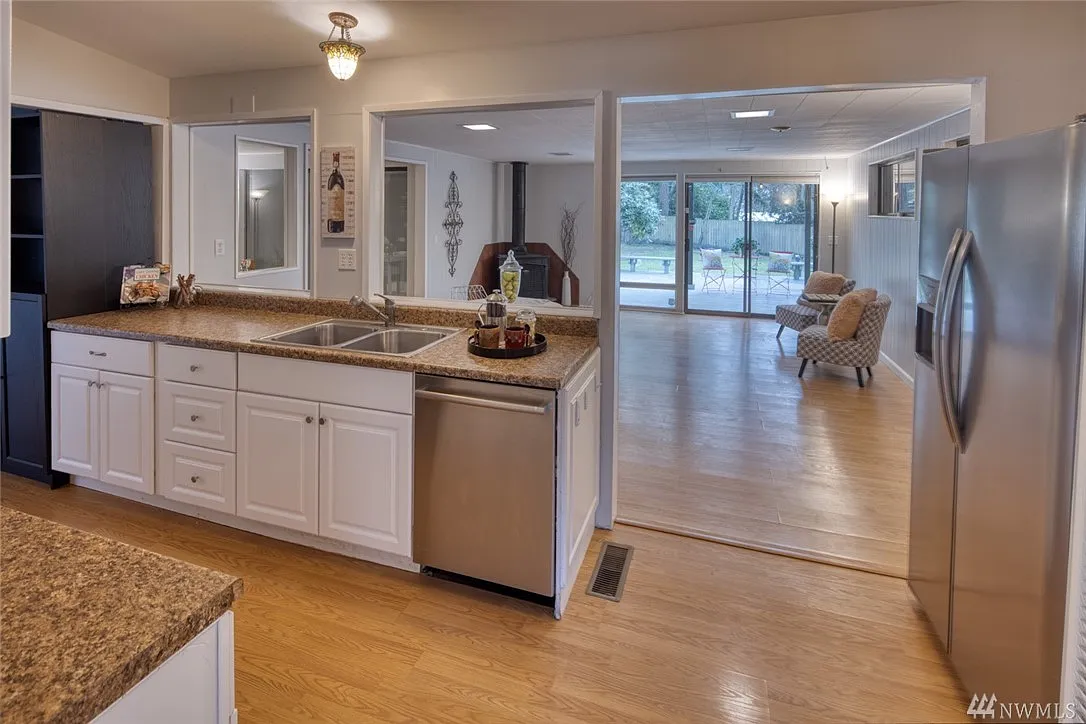 4 bed, 2200 sqft, $3,650 — Photo 4