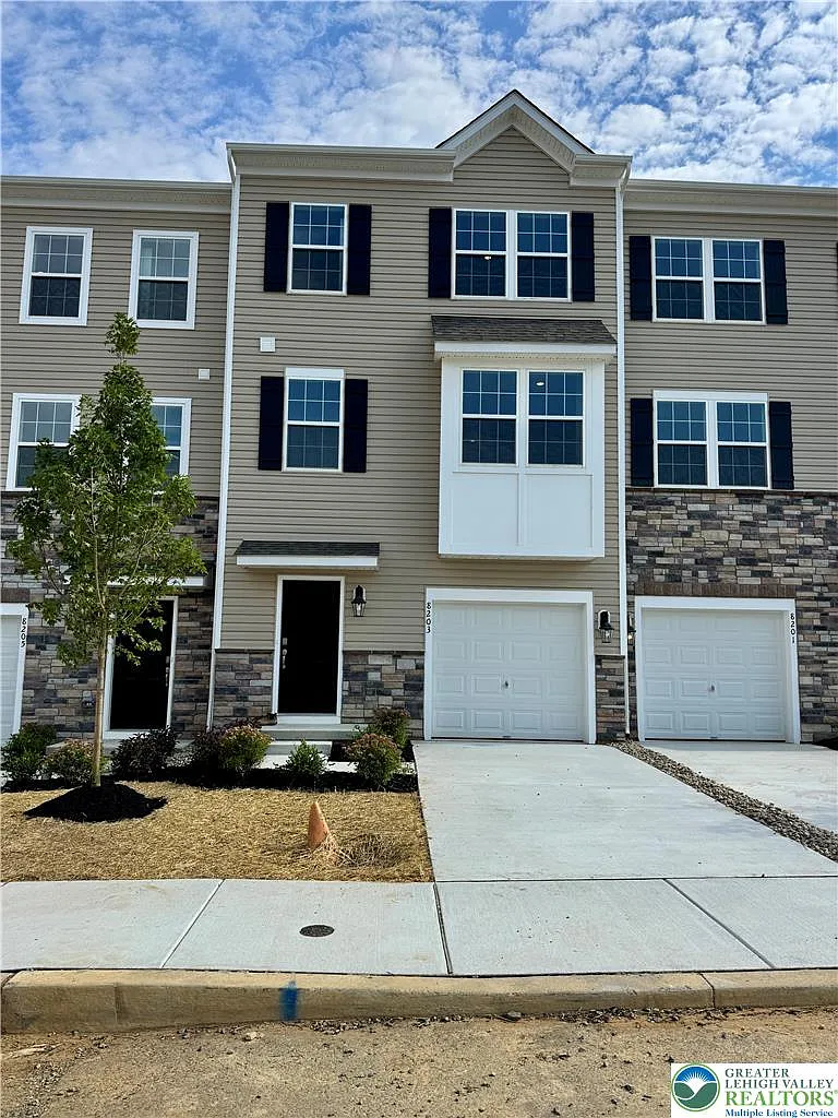 3 bed, 2.5 bath, 1969 sqft, $2,800 — Photo 2