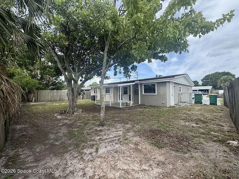 715 Clarke Ave — Photo 4