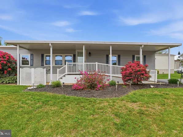 307 Blue Jay Dr, Red Lion, PA 17356