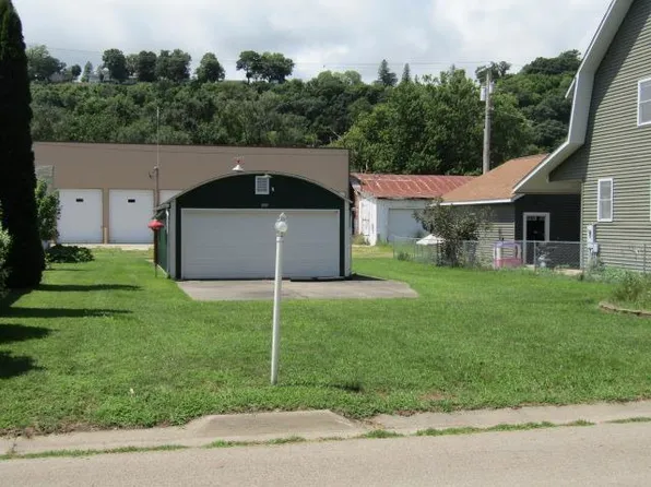 322 N 2nd St, Guttenberg, IA 52052
