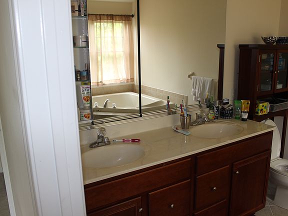 Master Bedroom (Pic 1)