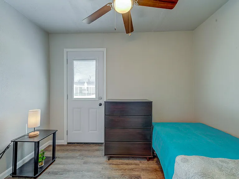This room is smaller than average, hence the rate