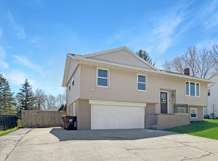 3289 Knox Dr, Freeport, IL 61032