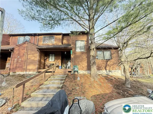 524 Wales Ct, Bushkill, PA 18324