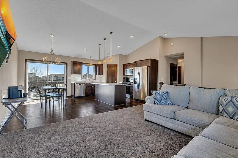 4 bed, 3.0 bath, 2557 sqft, $2,550 — Photo 2