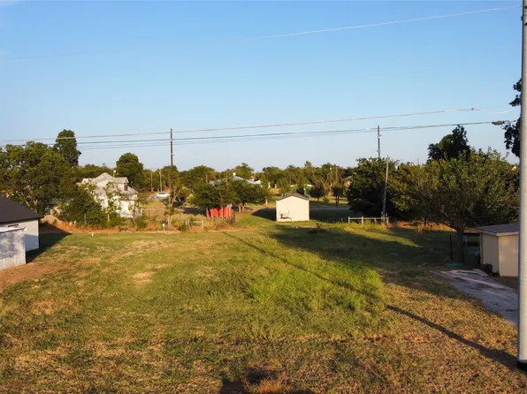 305 Ussery St, Bowie, TX 76230