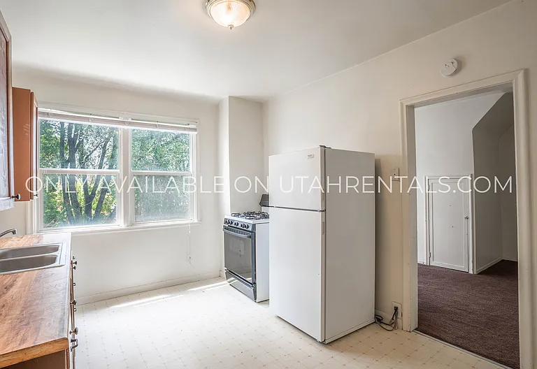 40 E State St #C — Photo 8