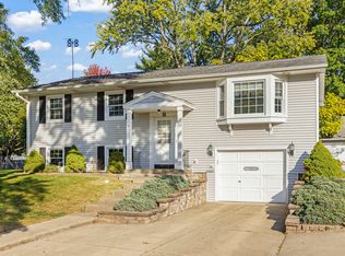 8 Westleigh Ct, Montgomery, IL 60538