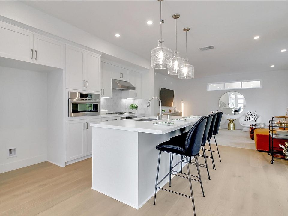 Luxury kitchen with large island (90" x 46"). Open living concept

Photos are of model home. Bungalow will be unfurnished
