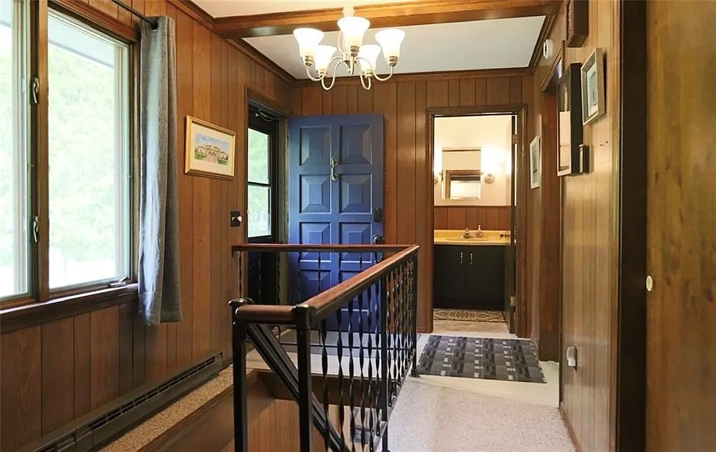 3 bed, 1.0 bath, 916 sqft, $2,300 — Photo 3