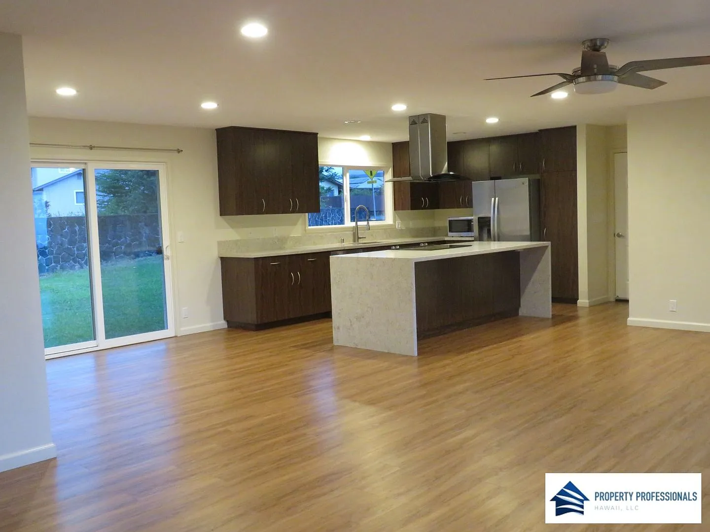 Beautiful, Spacious Modern Home — Photo 4