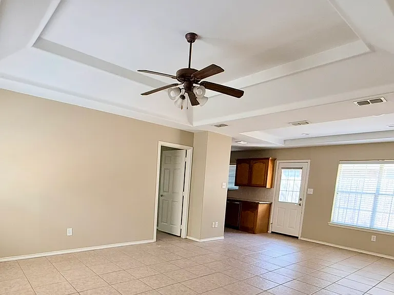 609 S Logan Dr #1 — Photo 3