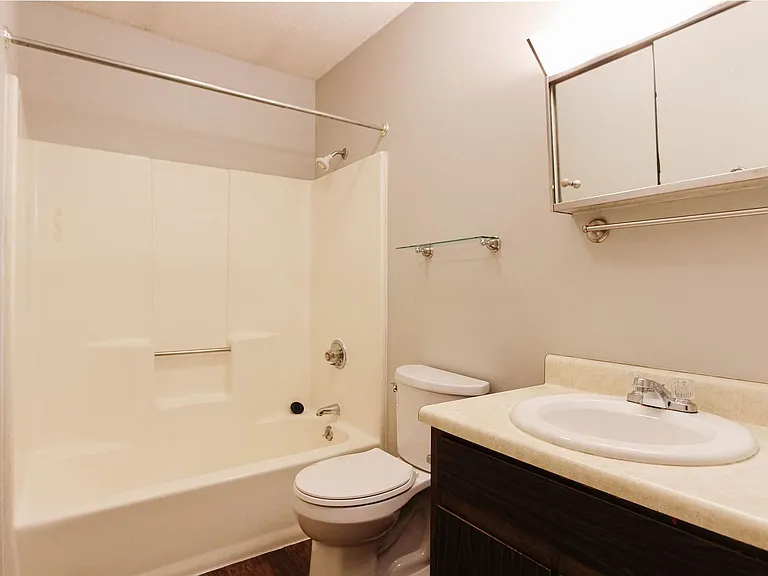 1410 W White River Blvd #13 — Photo 7