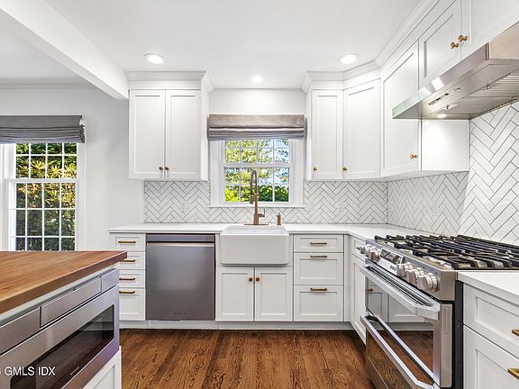 5th image of 14 Greenwich Hills Dr #14