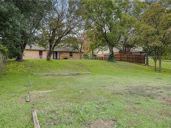 4th image of 2304 Woodlawn Dr