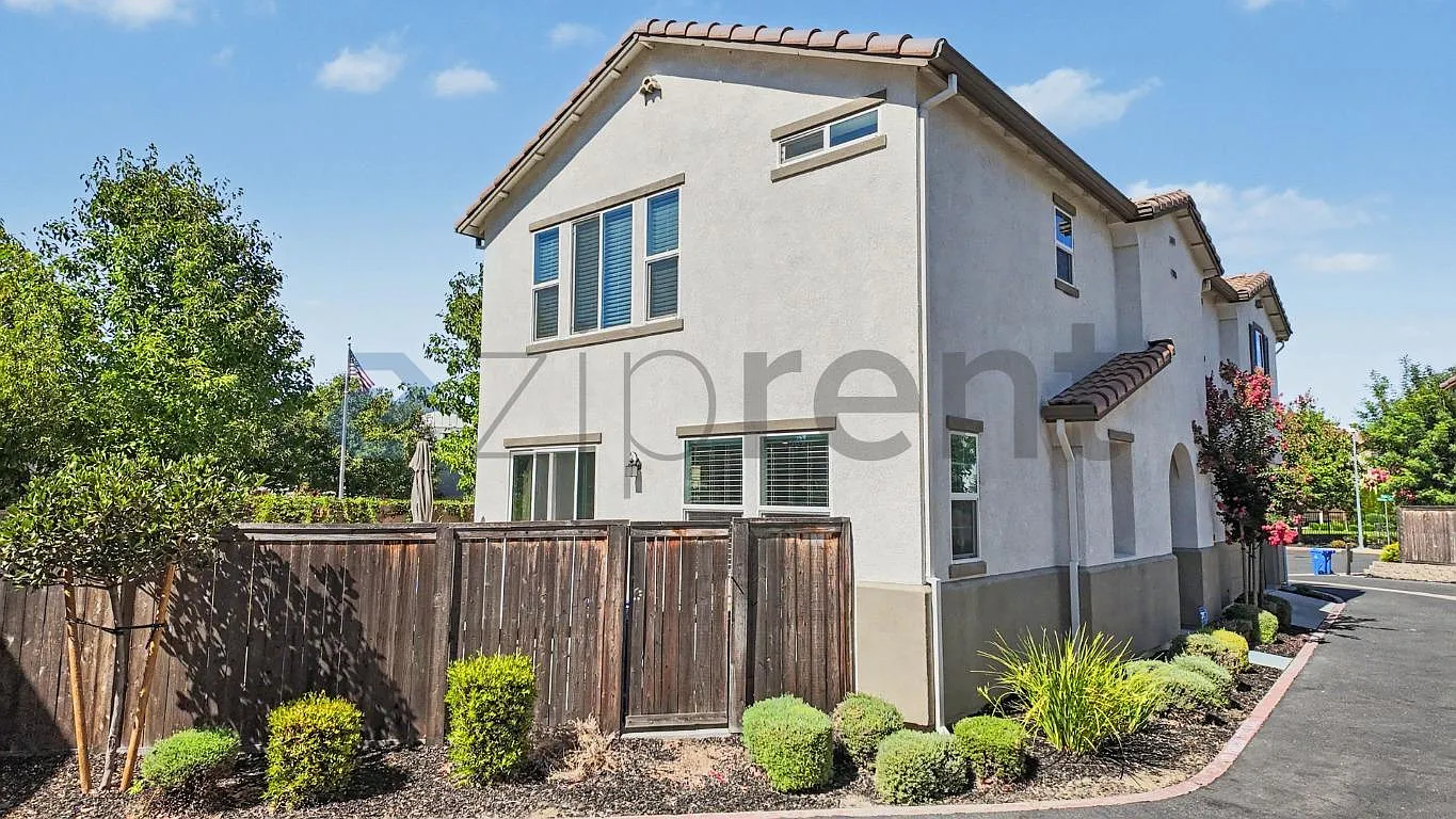 3 bed, 2.5 bath, 1853 sqft, $2,995 — Photo 4