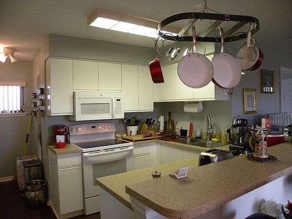 5th image of 625 Centre Ct SW Unit 2-4