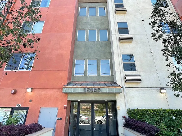 Cosmo Apartments — Photo 11