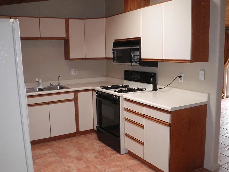 2542 Crescent Ave — Photo 4