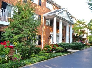 5580 Wolf Rd APT 103, Western Springs, IL 60558