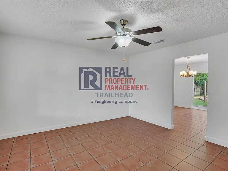 1424 Phillips St — Photo 6