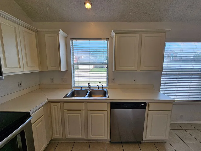 1128 Marshall Dr — Photo 12