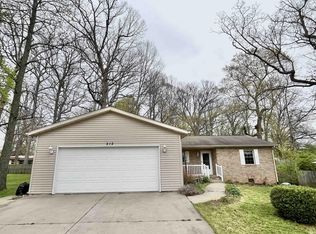212 N Redwood Ln, Muncie, IN