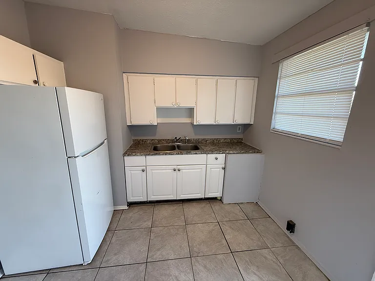 1720 Union St W #2 — Photo 8