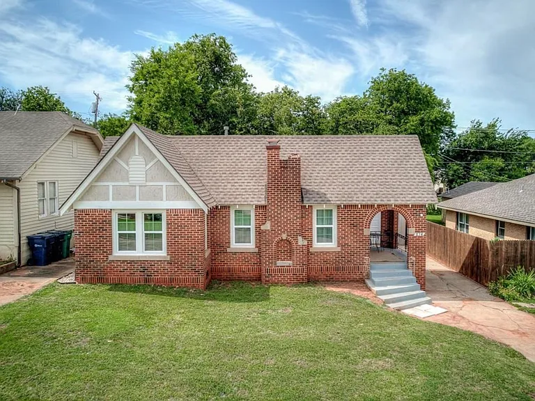834 NW Eubanks St — Photo 1
