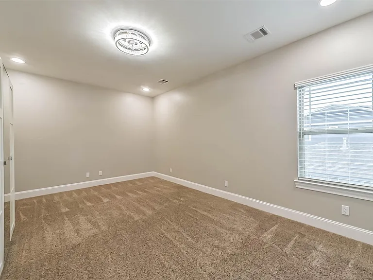 1317 Chantilly Ln — Photo 34