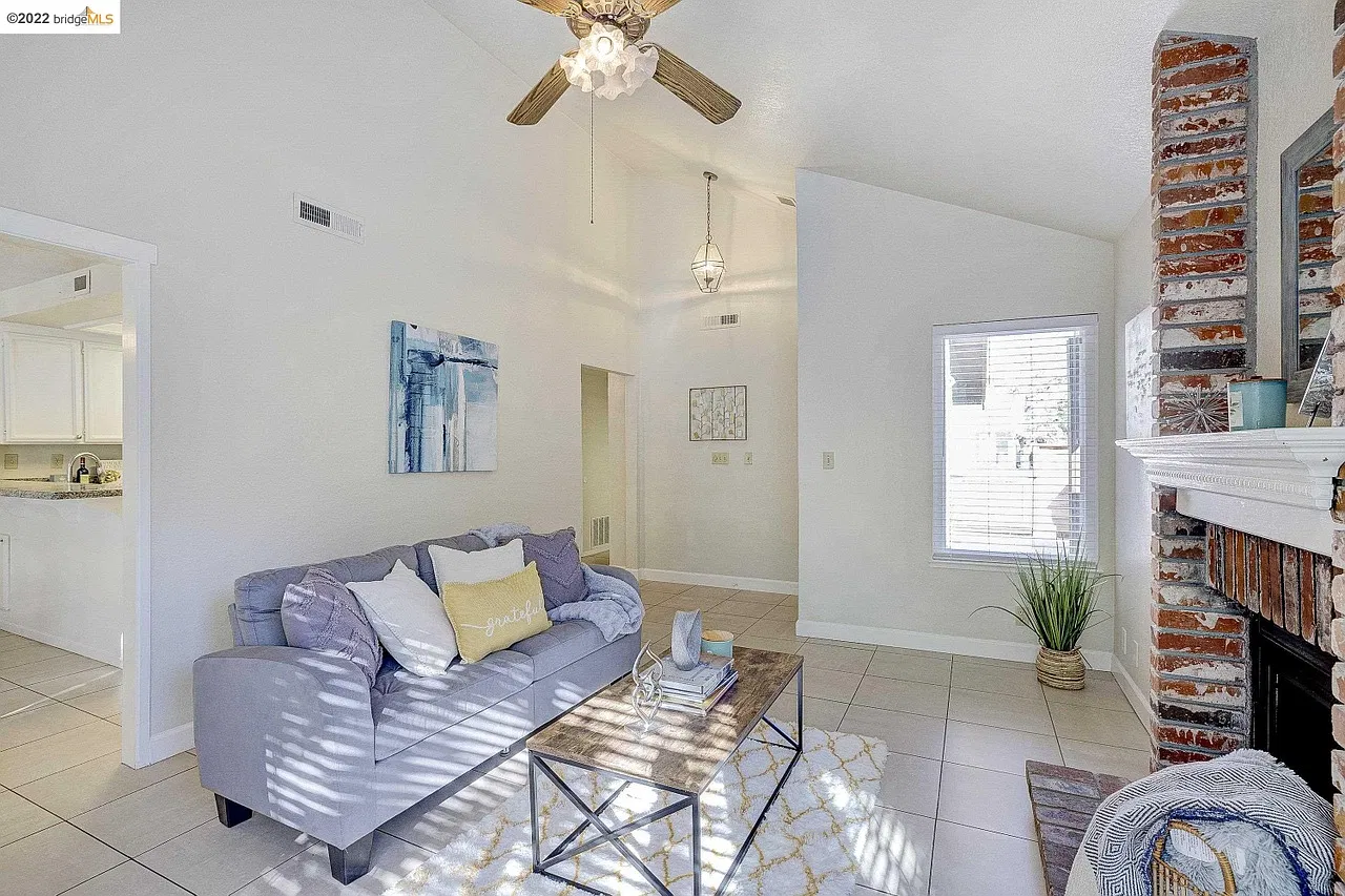3 bed, 2.5 bath, 1422 sqft, $3,800 — Photo 4