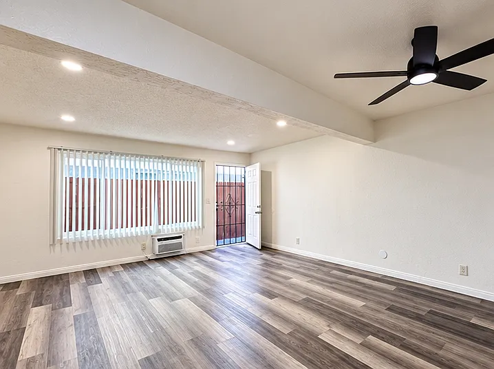 9360 San Diego St #4