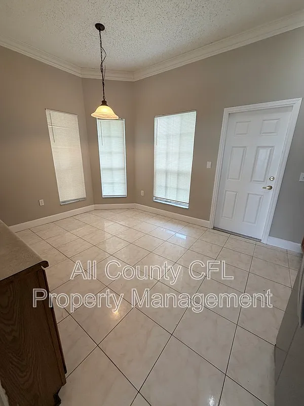 3 bed, 2.0 bath, 1214 sqft, $2,100 — Photo 4