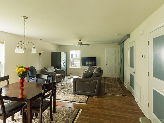 3rd image of 1513 Stonewall Manor Dr #B5