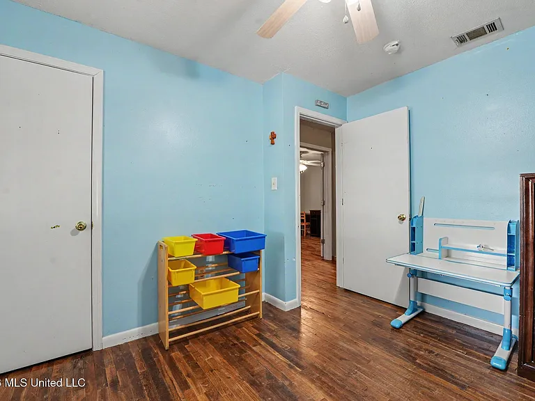 569 Mable St — Photo 12