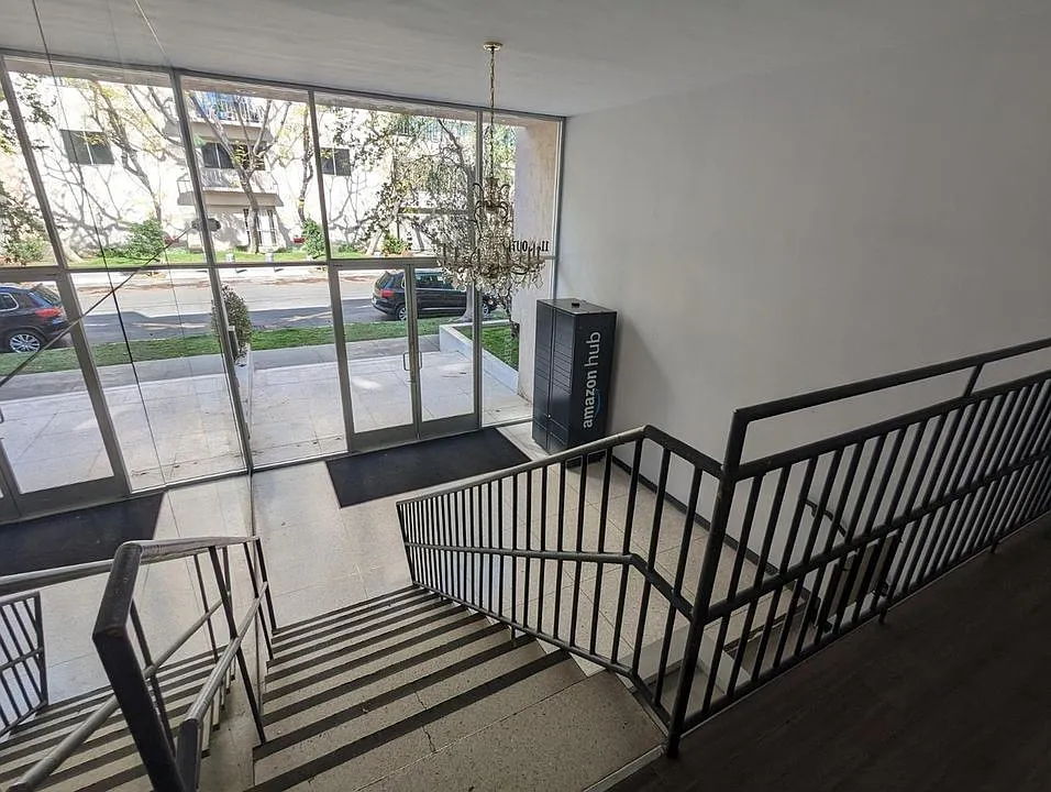 118 S Wetherly Dr — Photo 3