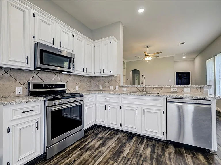 2116 Breezeway Ln — Photo 4